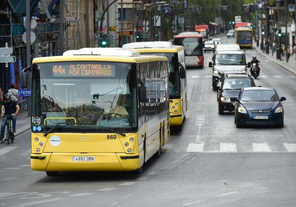 Autobuses circulando por Murcia en una imagen de archivo.