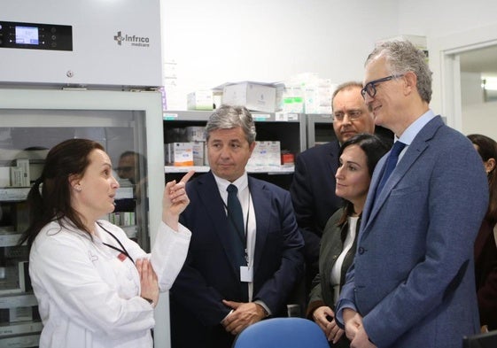 El consejero Pedreño (d) y otros responsables sanitarios, durante la visita al hospital de Yecla, ayer.