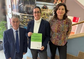 La investigadora Laura Rasines, con su tesis, junto a sus directores, Guillermo San Miguel y Encarna Aguayo, en la Escuela de Agrónomos de la UPCT.