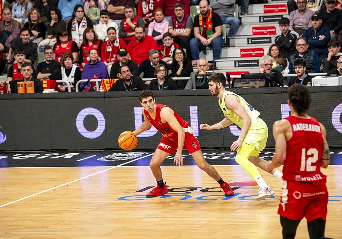 Primer partido con más de 15 minutos. García valora opciones desde el bote ante Brizuela.