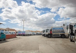 Camiones de basura de la contrata de Acciona en Torrevieja.