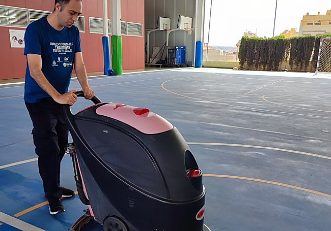 Alumno del curso 'Limpieza de superficies'.