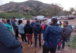 Un técnico municipal habla con los vecinos que evitaron el derribo, el pasado 13 de enero, en La Algameca Chica.