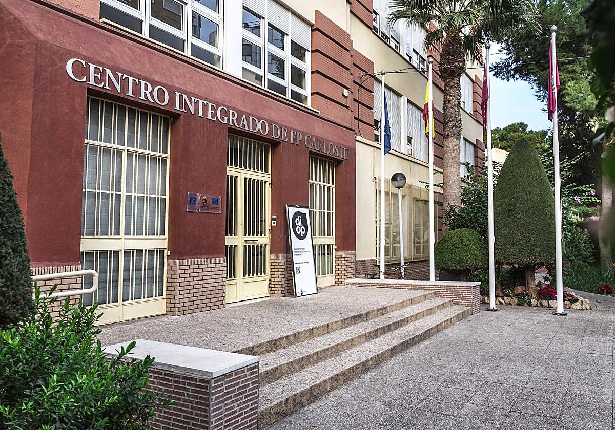 El CIFP Carlos III está ubicado en la calle Carlos III, 3, de Cartagena.