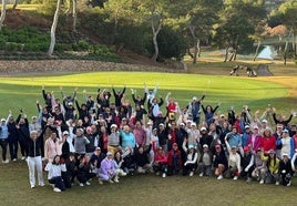 Foto grupal de las participantes antes de comenzar el torneo.