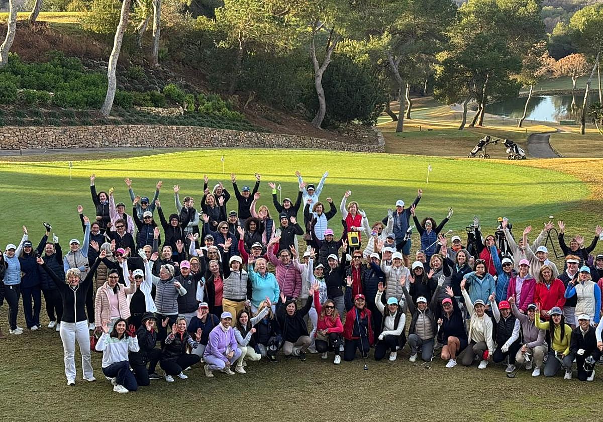Foto grupal de las participantes antes de comenzar el torneo.