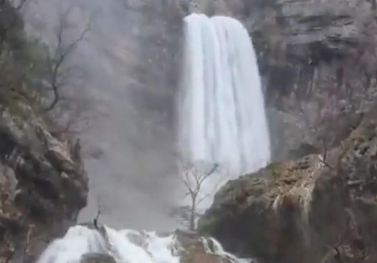 El primer reventón del año en Los Chorros del río Mundo deja una espectacular estampa