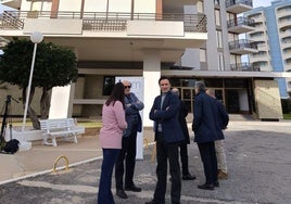 Jorge García Montoro, frente al edificio beneficiado de La Manga.