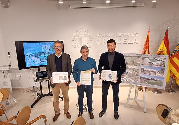 El concejal de Urbanismo, Matías Ruiz; el alcalde, Pepe Vegara; y el concejal de Deportes, Víctor Sigüenza, este miércoles.