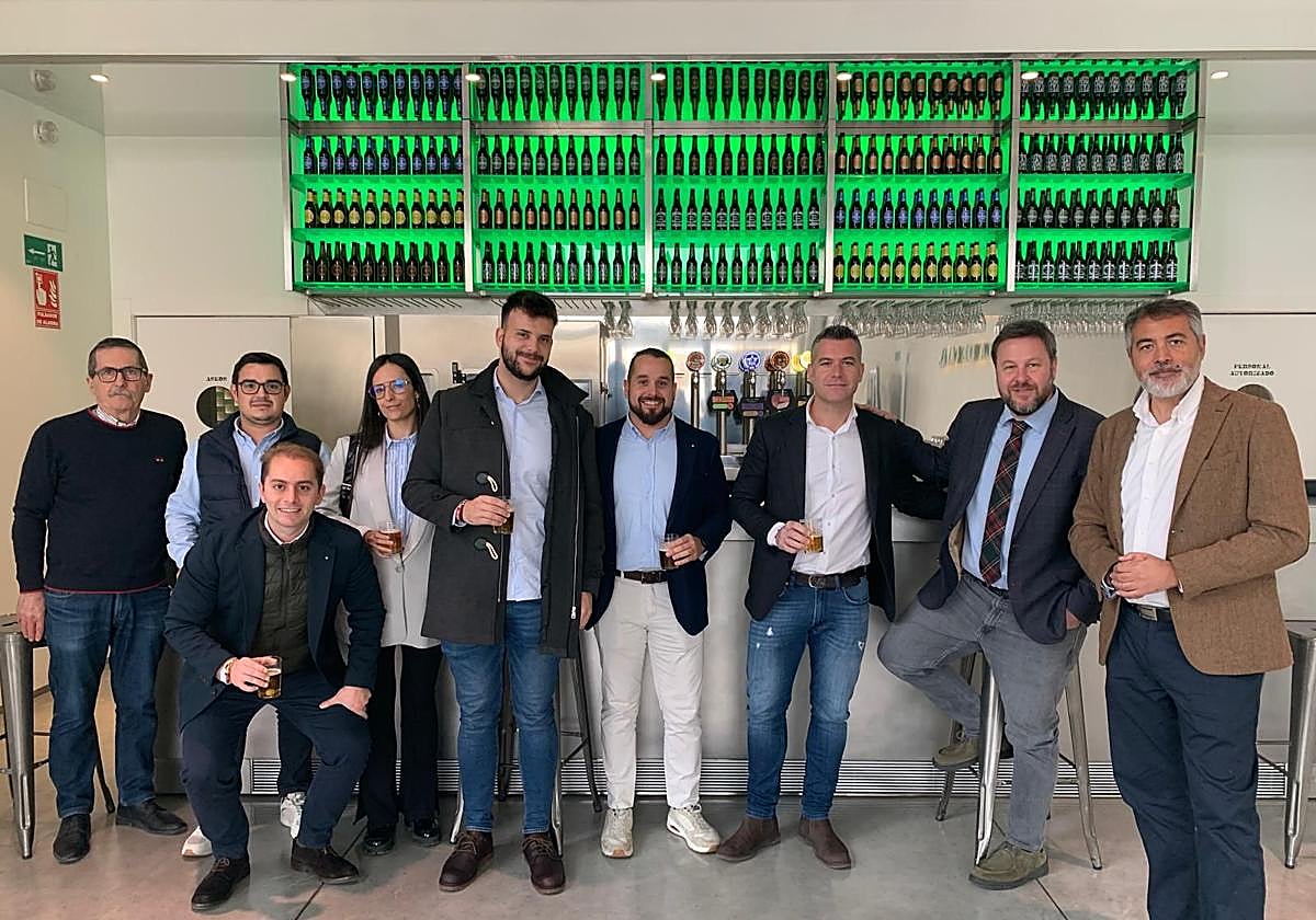 Foto de familia durante la presentación de los Aperitivos Deportivos, este miércoles, en la Sala de Catas de Estrella de Levante.