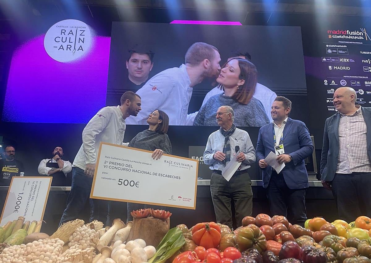 Imagen secundaria 1 - 1. Miguel Hernández logra el segundo premio. 2. El plato elaborado por el chef del restaurante Por Herencia. 