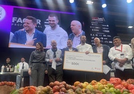 Miguel Hernández, del restaurante Por Herencia, recoge su premio en Madrid Fusión.