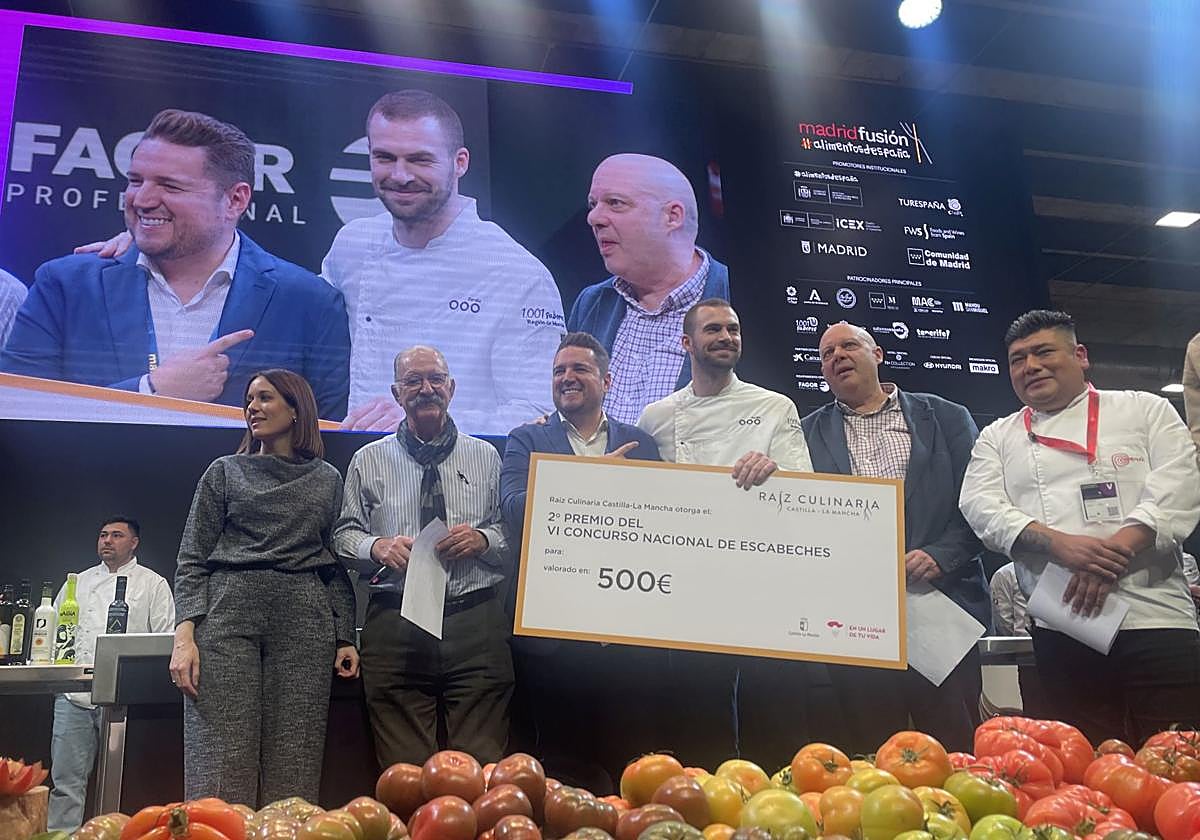 Miguel Hernández, del restaurante Por Herencia, recoge su premio en Madrid Fusión.
