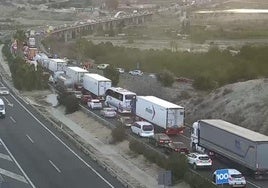 Atasco en la autovía A-7 a la altura de la salida hacia Javalí Nuevo y Las Torres de Cotillas.