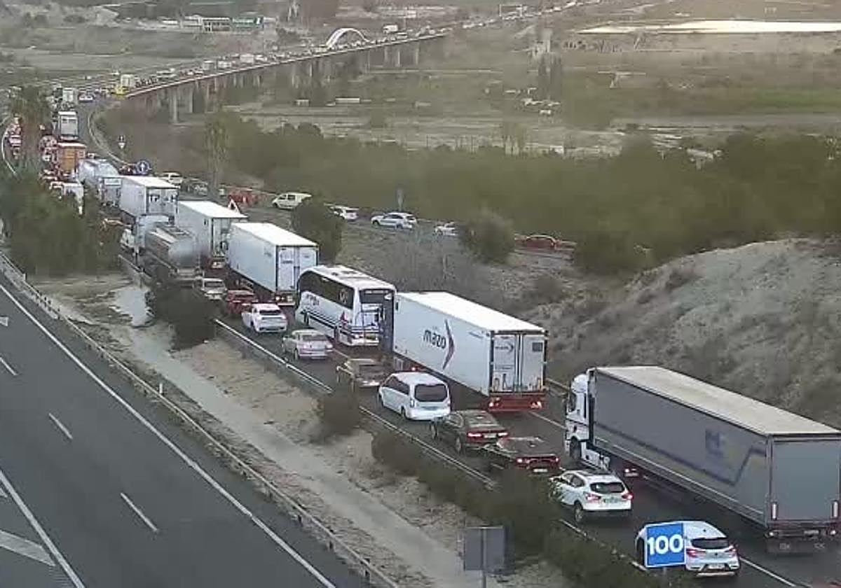 Atasco en la autovía A-7 a la altura de la salida hacia Javalí Nuevo y Las Torres de Cotillas.