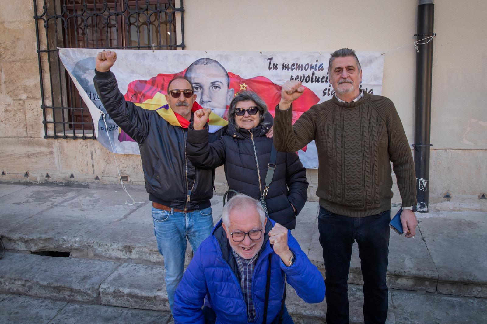 Así ha sido la concentración hernandiana a las puertas del Ayuntamiento de Orihuela