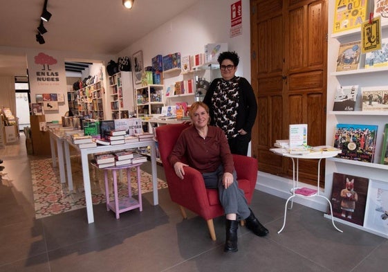 Emilia Gil (sentada) e Isabel Espín, socias en la cooperativa 'En las nubes, libros y más', ayer en el local que tienen en Bullas.