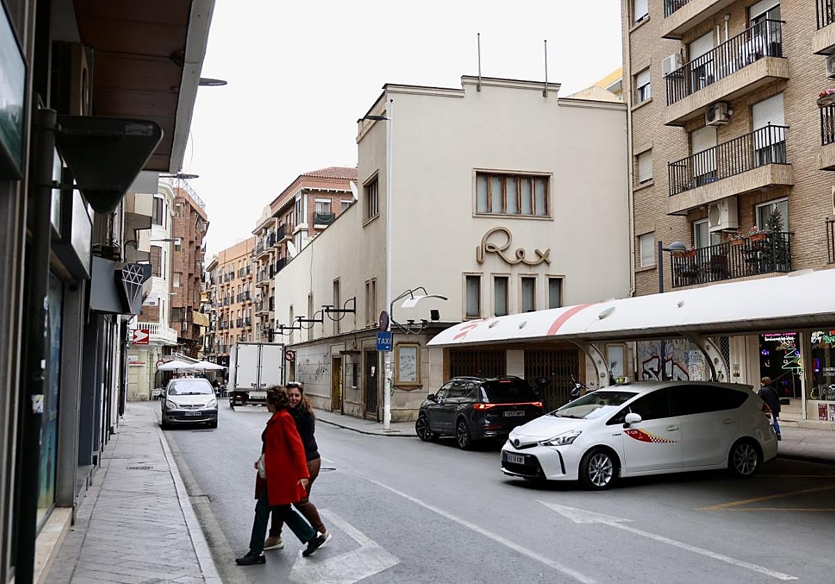 El cine Rex está situado en la calle Vara del Rey, en pleno corazón del distrito Centro-Este de la ciudad.