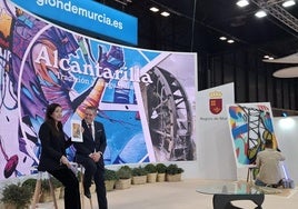 El alcalde de Alcantarilla, Joaquín Buendía, presenta en Fitur la oferta turística del municipio.