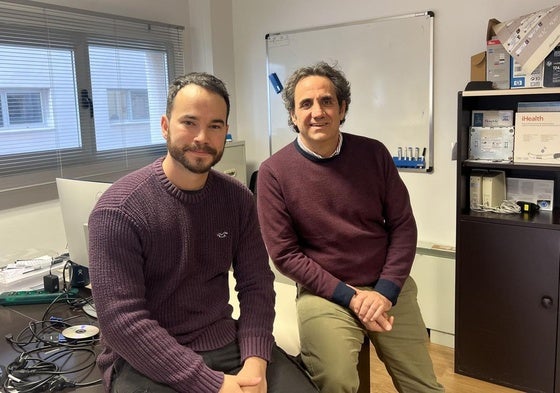 El catedrático Juan A. Botía (dcha) y el bioinformático Alejandro Cisterna (izq).