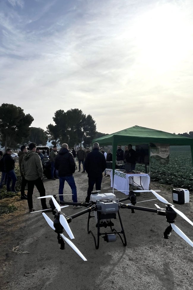 Asistentes en la demo de drones DJI en Hellín.