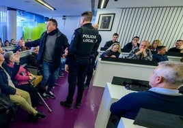 Un vecino es desalojado del pleno del Ayuntamiento de Las Torres de Cotillas por parte de la Policía Local, este jueves por la mañana.