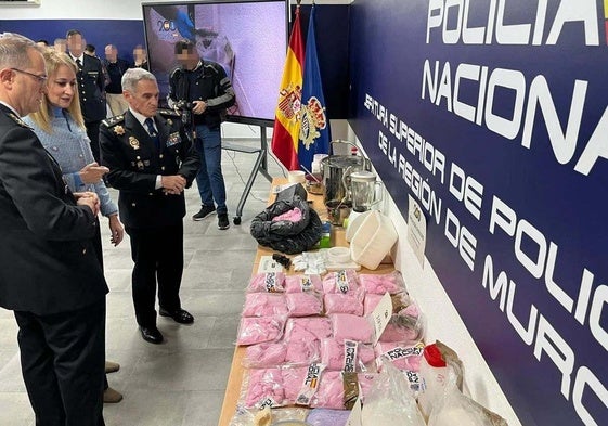 La droga y los objetos incautados por la Policía Nacional.