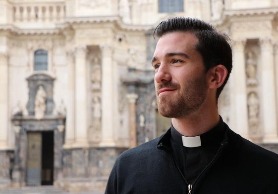 Gonzalo Portillo junto a la Catedral de Murcia.