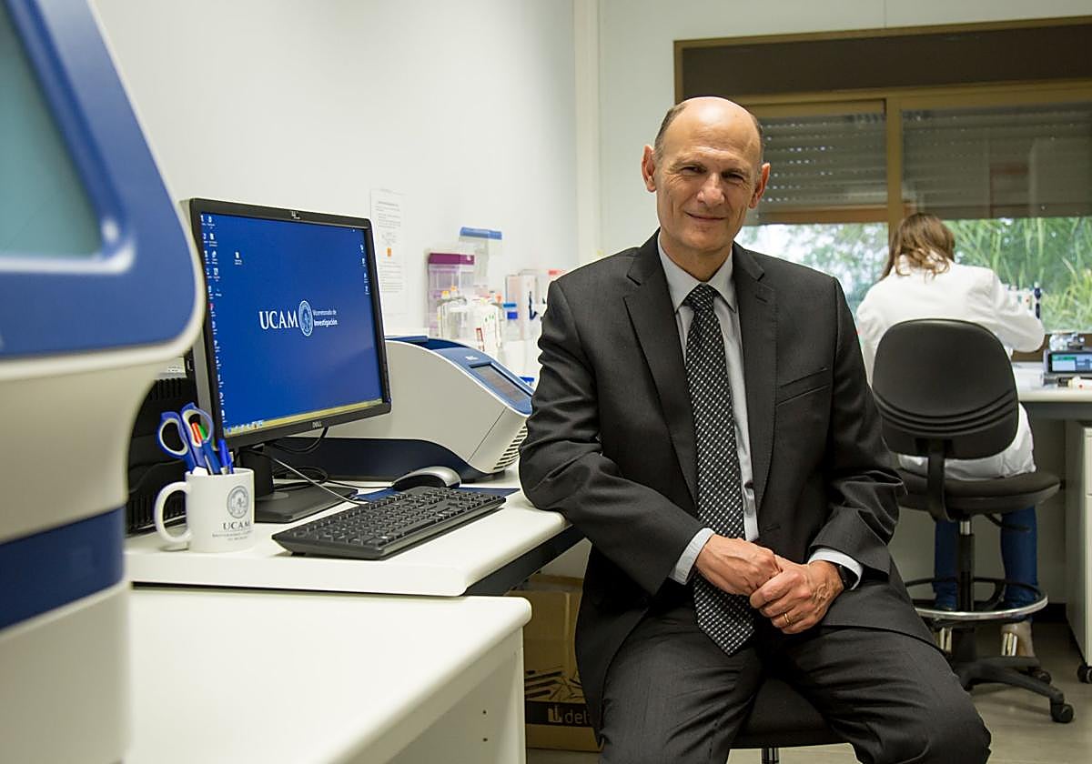 El catedrático de Biología del Desarrollo de la UCAM, Juan Carlos Izpisua, en un laboratorio, en una imagen de archivo.