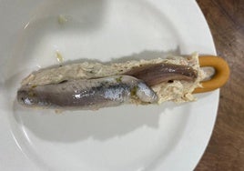 Una marinera con anchoa y boquerón