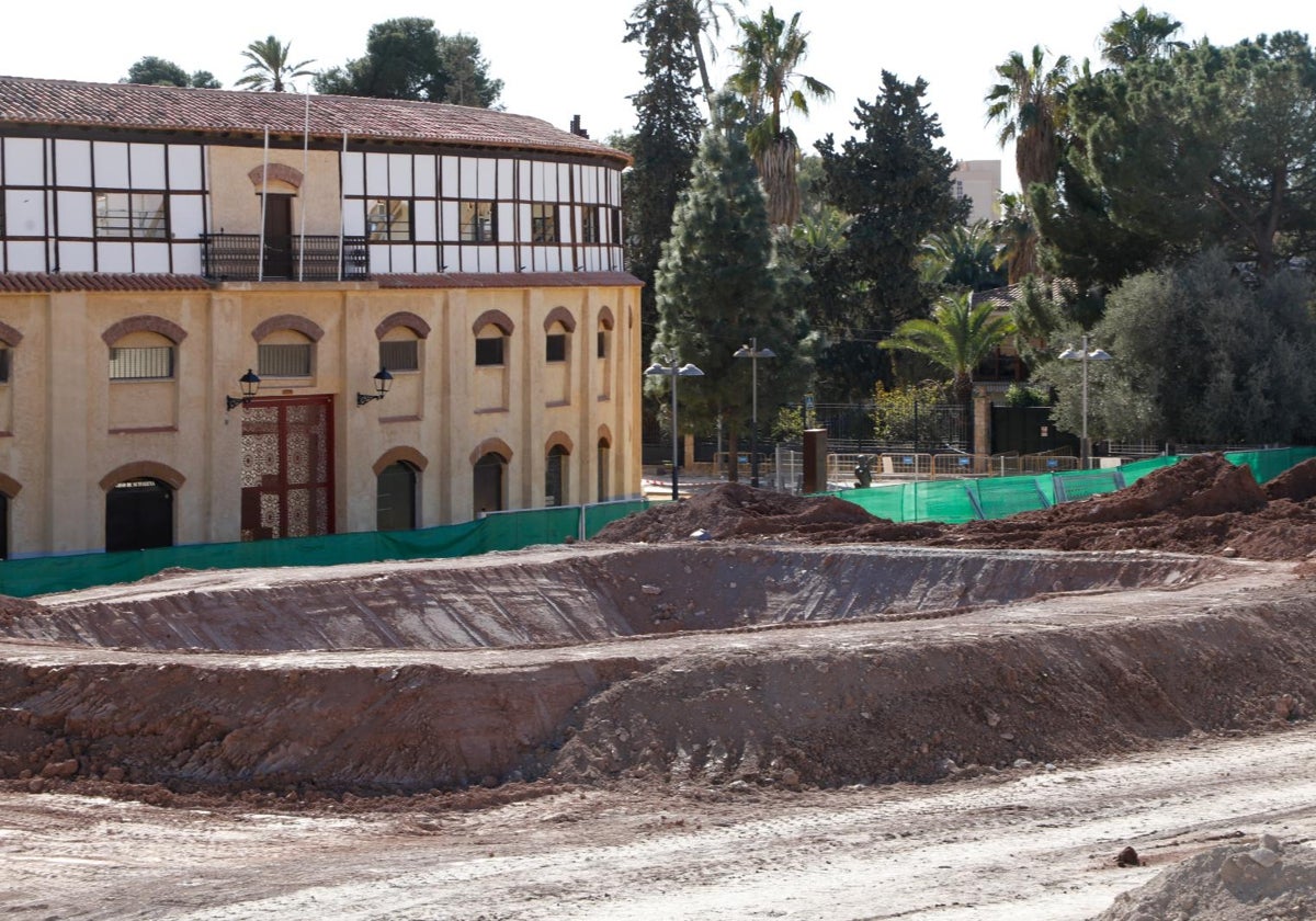 Excavación de terreno en la zona donde se construirá el área ampliada de la futura estación de Sutullena.