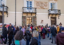 Concentración hernandiana, ayer, a las puertas del Ayuntamiento.