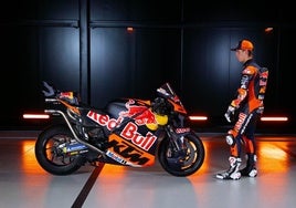 Pedro Acosta, con su nueva moto, ayer en la presentación del equipo Red Bull de MotoGP.