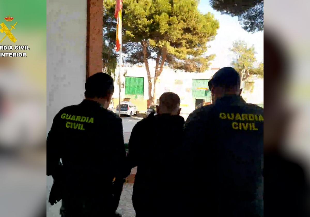 Agentes de la Guardia Civil, con uno de los detenidos en 2024.