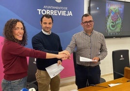 Pizana (d), tras firmar el convenio con el alcalde de Torrevieja.