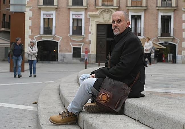 El escritor Ginés Sánchez, durante la entrevista con LA VERDAD.