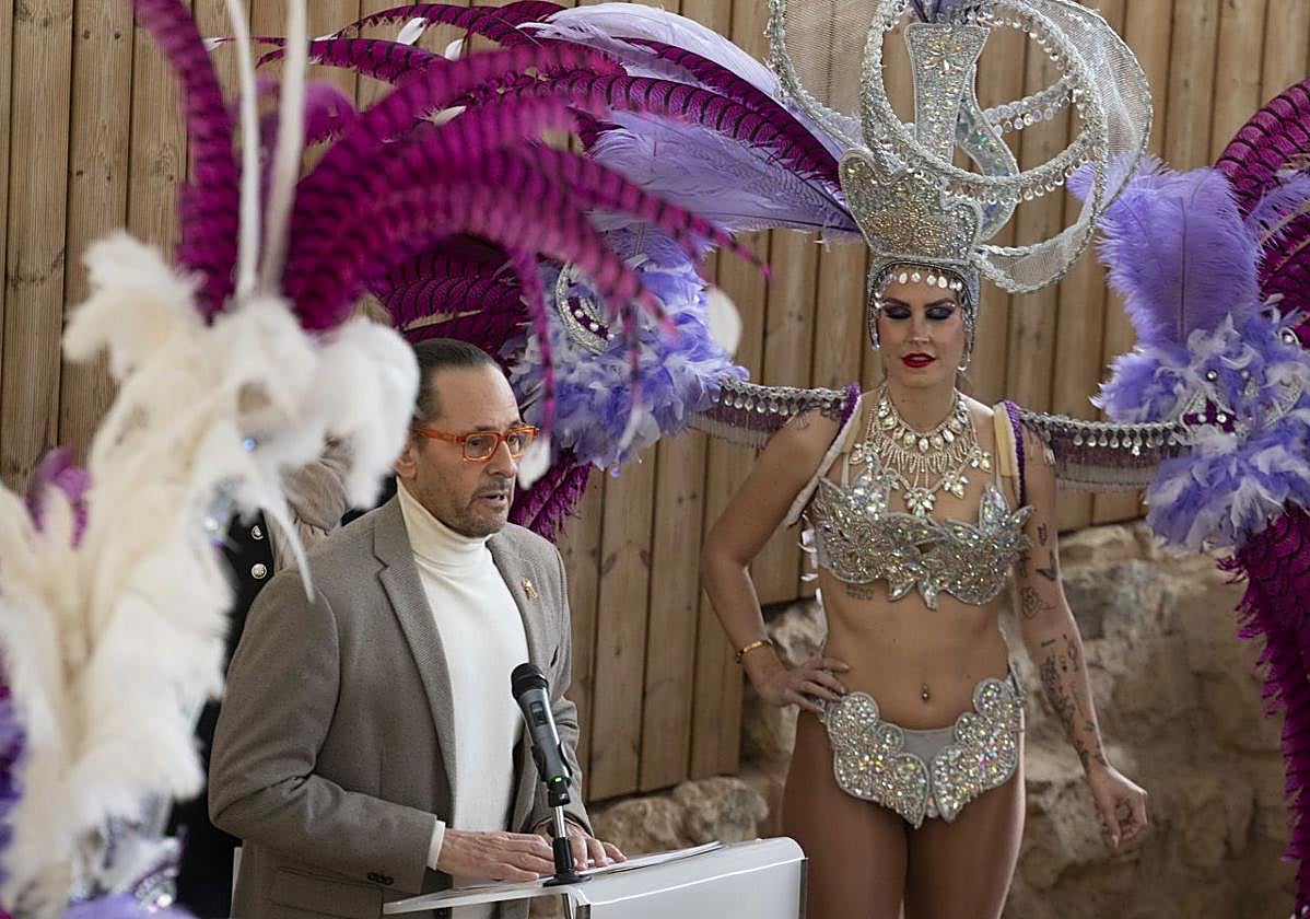 Pignatelli, rodeado de festeras, durante la presentación.