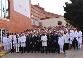 Los trabajadores de La Arrixaca, este viernes, junto al presidente de la Comunidad en el inicio de las celebraciones por el 50 aniversario del hospital.