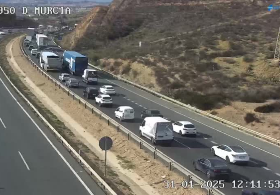 Coches atascados a la altura de La Ñora, este viernes.