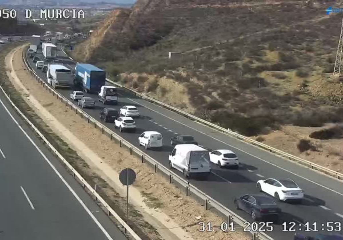 Coches atascados a la altura de La Ñora, este viernes.