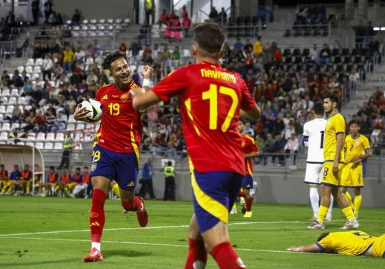 Jospeh y Navarro celebran un gol con la selección española sub-21.