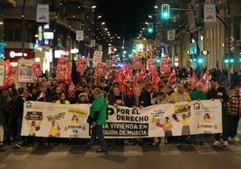 Los manifestantes recorren la Gran Vía de Murcia, este viernes.