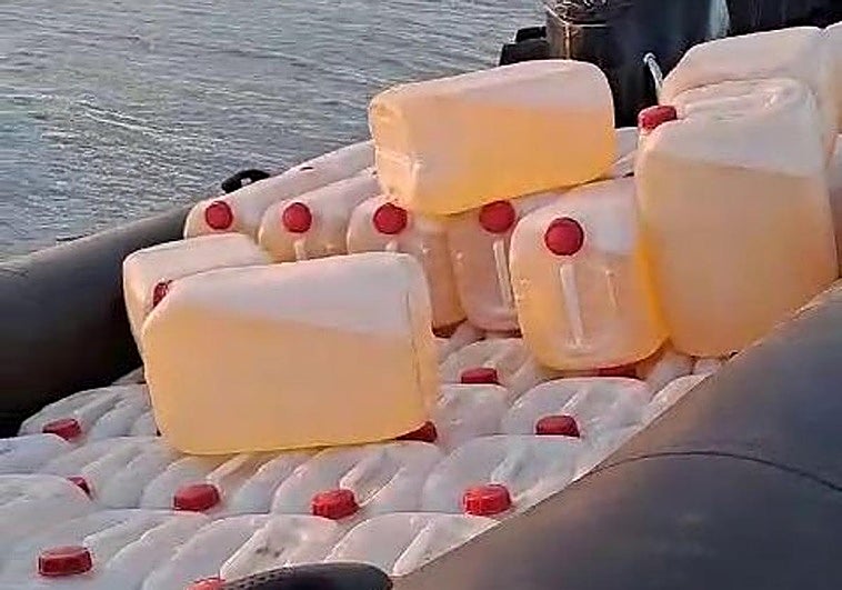 La lancha en Puntas de Calnegre cargada de combustible.