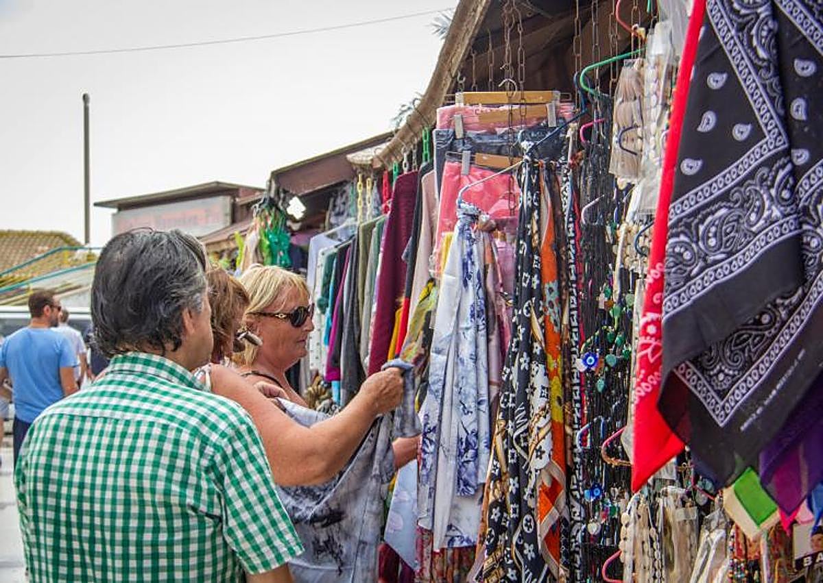 Imagen secundaria 1 - Los 'hippies' ofrecen desde helados a ropa y marroquinería.