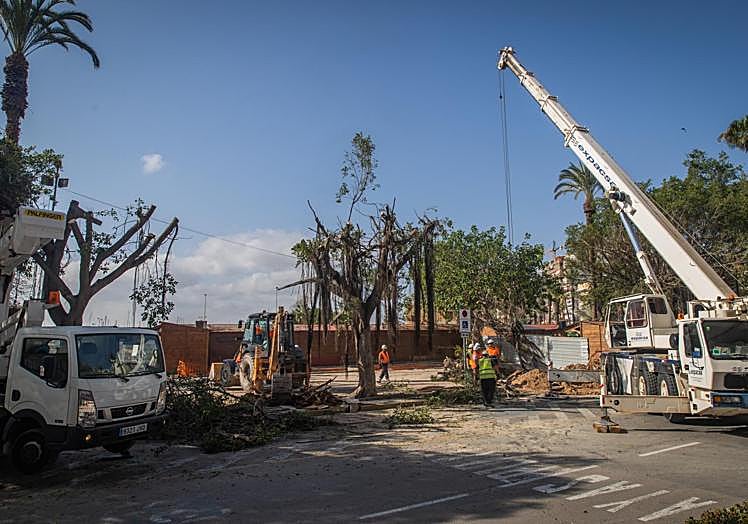 La reanudación el pasado noviembre de las obras del nuevo colector de pluviales del puerto obligaron a mover más casetas.