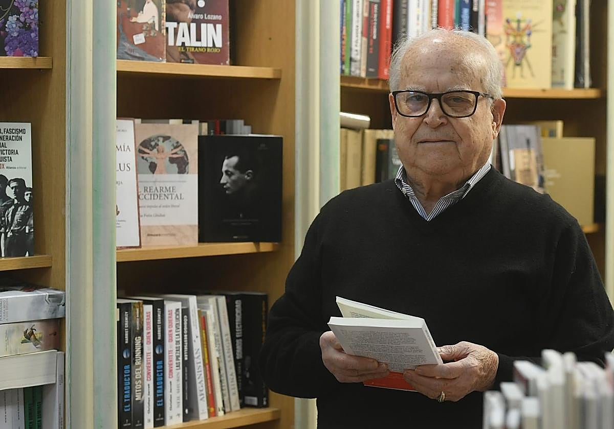 José Martínez Rodríguez, en el interior de la librería.