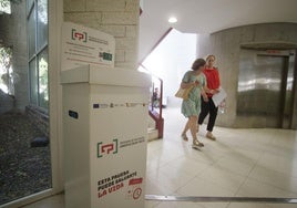 Buzón instalado en un centro de salud de Murcia para que los participantes en el cribado puedan depositar su muestra.