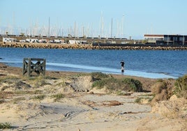 Una mujer en la playa de la Llana, en una foto de archivo.