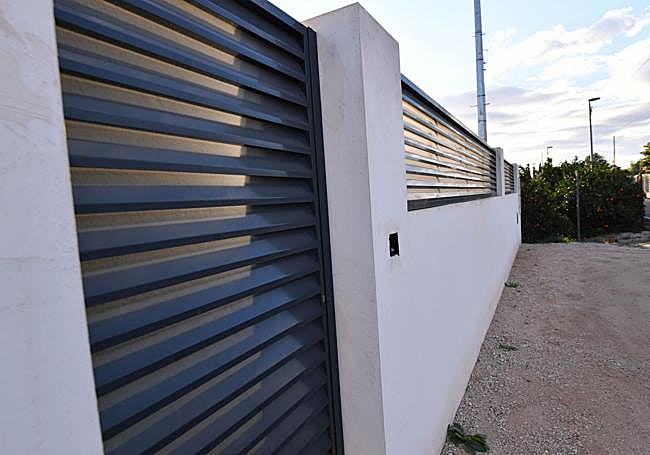 Exteriores de una vivienda presuntamente irregular, junto a un bancal y un vial de la Huerta.
