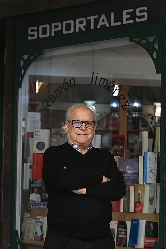 En los soportales de la Catedral. José Martínez, veterano librero al que llaman Pepe, en la puerta de la librería Ramón Jiménez.